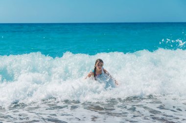 Çocuk dalgaların üzerinde denizde yüzer. Seçici odaklanma. Çocuk.