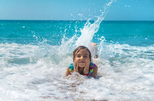 Das Kind Schwimmt Meer Auf Den Wellen Selektiver Fokus Kind — Stockfoto