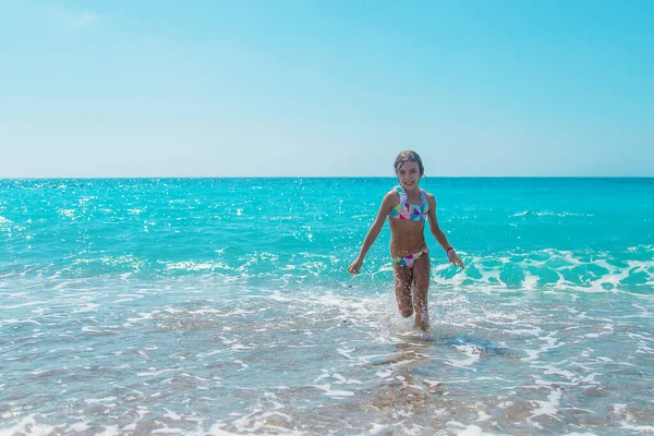 Das Kind Läuft Strand Des Meeres Entlang Selektiver Fokus Kind — Stockfoto