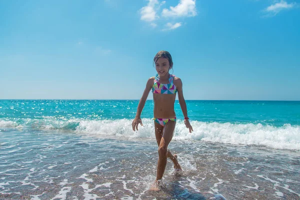 Dziecko Biegnie Wzdłuż Plaży Morza Wybiórcze Skupienie Dzieciaku — Zdjęcie stockowe