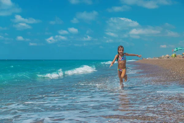 Das Kind Läuft Strand Des Meeres Entlang Selektiver Fokus Kind — Stockfoto