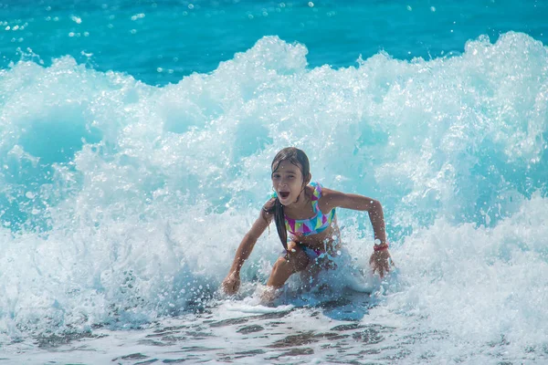 Niño Nada Mar Sobre Las Olas Enfoque Selectivo Niño — Foto de Stock