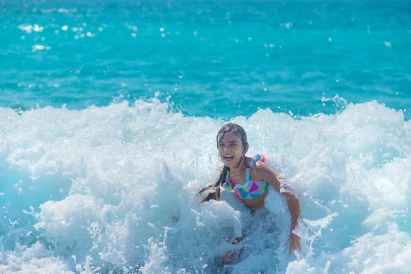 Enfant Nage Dans Mer Sur Les Vagues Concentration Sélective Enfant — Photo