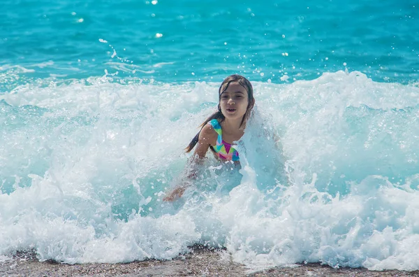 Bambino Nuota Mare Sulle Onde Concentrazione Selettiva Ragazzo — Foto Stock