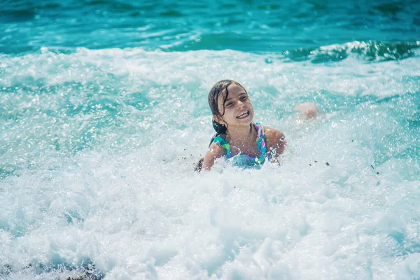 Ребенок Плавает Море Волнам Выборочный Фокус Kid — стоковое фото