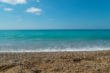 Deniz manzaralı çakıl taşları plajı. Seçici odaklanma. Doğa.