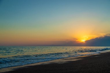 Deniz sahilinde deniz manzaralı gün batımı. Seçici odaklanma. Doğa.