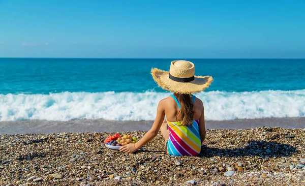 Criança Come Frutas Junto Mar Foco Seletivo Miúdo — Fotografia de Stock