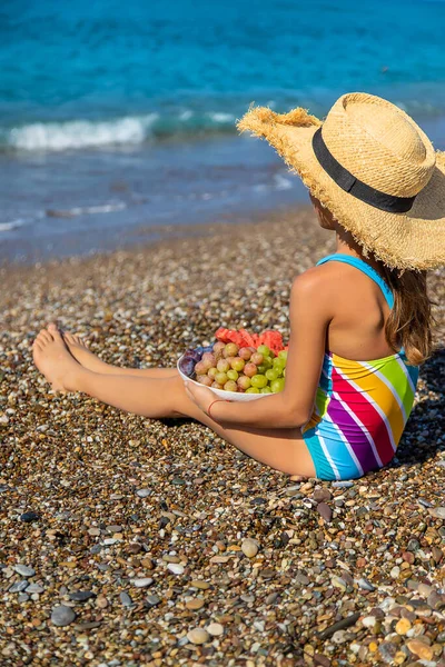 Criança Come Frutas Junto Mar Foco Seletivo Miúdo — Fotografia de Stock