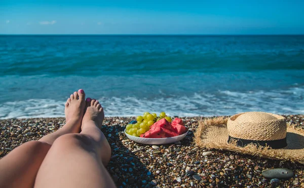 Uma Mulher Mar Come Fruta Foco Seletivo Natureza — Fotografia de Stock