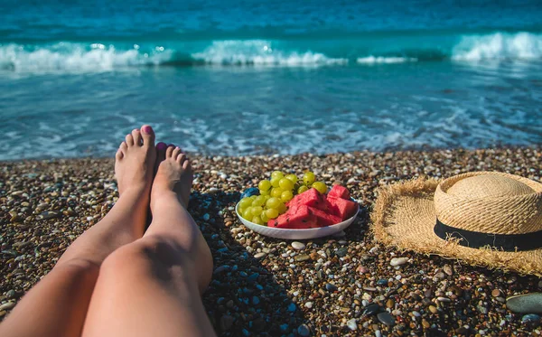 Uma Mulher Mar Come Fruta Foco Seletivo Natureza — Fotografia de Stock