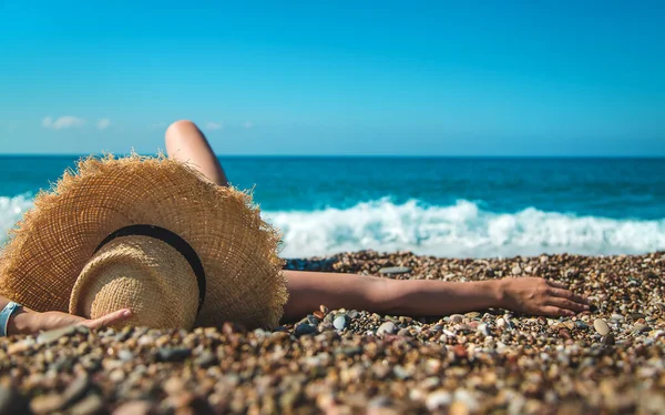 Uma Mulher Mar Chapéu Foco Seletivo Viagens — Fotografia de Stock