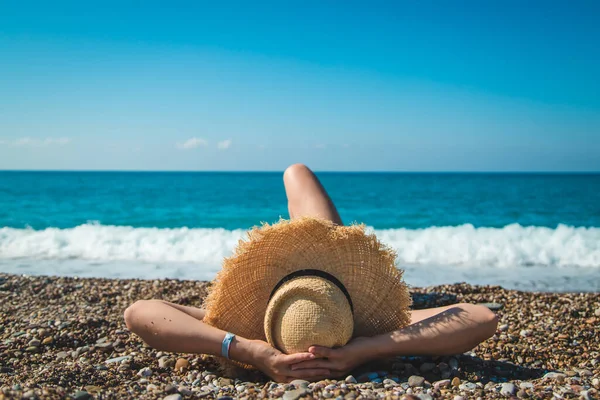 Uma Mulher Mar Chapéu Foco Seletivo Viagens — Fotografia de Stock