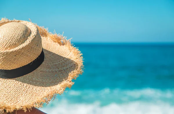 Uma Mulher Mar Chapéu Foco Seletivo Viagens — Fotografia de Stock