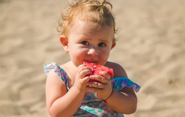 Bambino Mangia Frutta Riva Mare Concentrazione Selettiva Ragazzo — Foto Stock