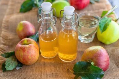 Elma sirkesine karşı elma sirkesi. Seçici odaklanma. iç.