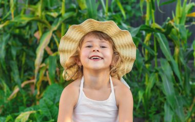 Bahçedeki bir çocuğun portresi. Seçici odaklanma. Çocuk.