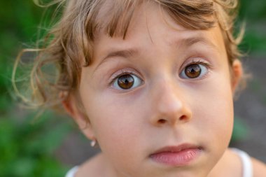 Bahçedeki çocuk portresi. Seçici odaklanma. Çocuk.