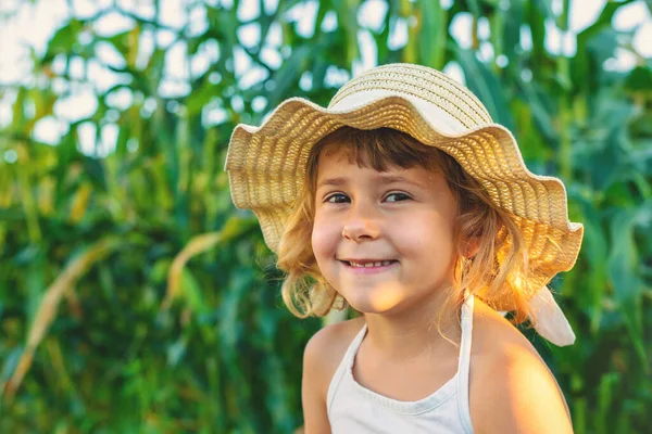 Bahçedeki bir çocuğun portresi. Seçici odaklanma. Çocuk.