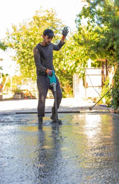 Dışarıya beton döşüyorlar. Seçici odaklanma. sokak.