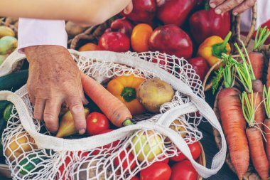 Sebze pazarında. Seçici odaklanma. Yiyecek..