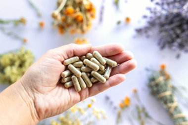 Kurutulmuş şifalı bitkiler ve çiçekler. Seçici odaklanma. Doğa.