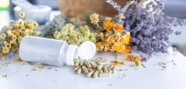 Kurutulmuş şifalı bitkiler ve çiçekler. Seçici odaklanma. Doğa.