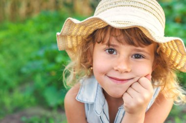 Bahçedeki bir çocuğun portresi. Seçici odaklanma. Çocuk