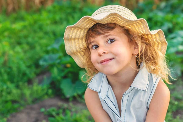 Bahçedeki bir çocuğun portresi. Seçici odaklanma. Çocuk
