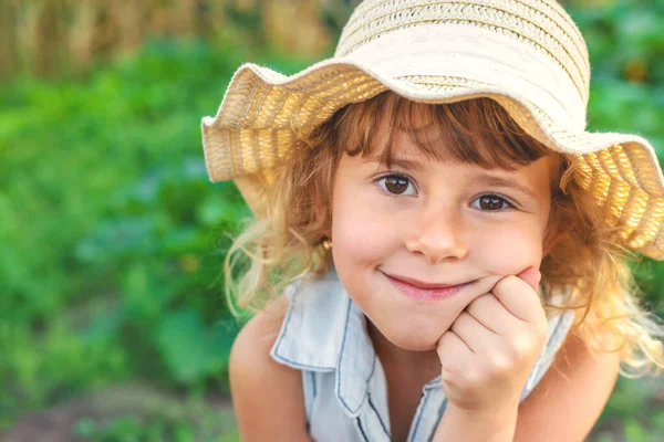 Bahçedeki bir çocuğun portresi. Seçici odaklanma. Çocuk