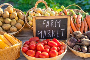 Çiftçi pazarında meyve ve sebze. Seçici odaklanma. Yiyecek..