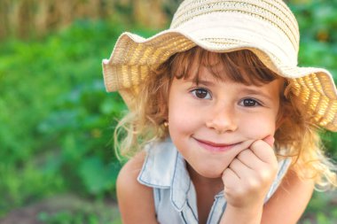 Bahçedeki bir çocuğun portresi. Seçici odaklanma. Çocuk