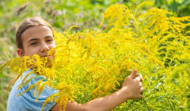 Çalı çiçeğine alerjisi olan bir çocuk. Seçici odaklanma. Çocuk.