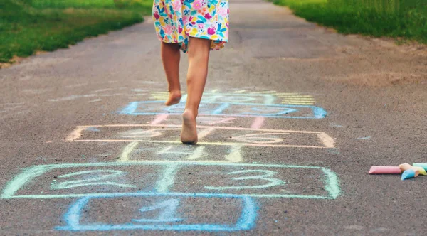 Çocuklar sokakta seksek oynuyorlar. Seçici odaklanma. çocuklar.