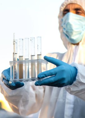 Test tüpünde toprak analizi. Seçici odaklanma. Doğa.