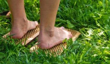 Yoga tahtası. Seçici odaklanma. çimenler.