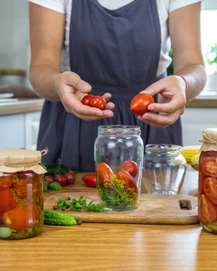 Mutfaktaki kavanozlarda sebze konservesi konservesi yapan kadın. Seçici odaklanma. Yiyecek..