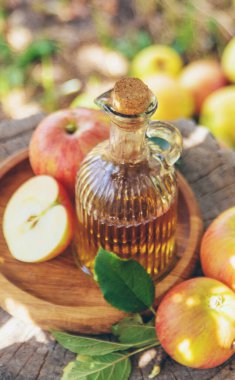 Bahçede elma sirkesi. Seçici odaklanma. Yiyecek..