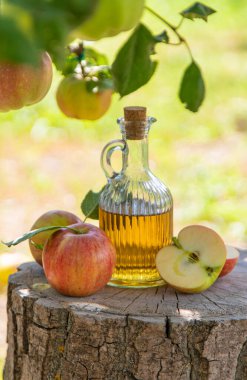 Bahçede elma sirkesi. Seçici odaklanma. Yiyecek..