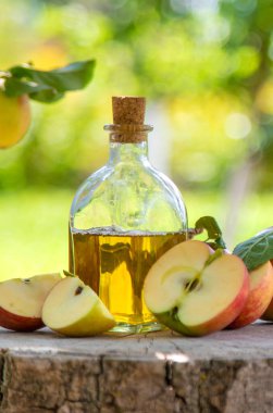 Bahçede elma sirkesi. Seçici odaklanma. Yiyecek..