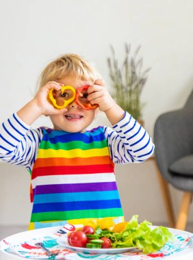 Çocuk evde sebze yiyor. Seçici odaklanma. Yiyecek..