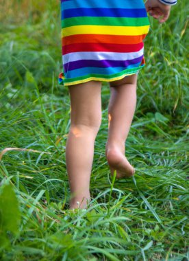 Çimlerin üzerinde çocuk ayakları. Seçici odaklanma. Çocuk.