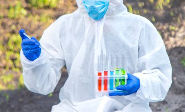 Alandan toprak örnekleri alıyorum. Seçici odaklanma. Doğa.