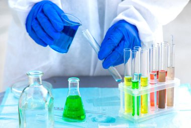 Test tüpleri ve reaksiyonlar laboratuara. Seçici odaklanma. ilaç.