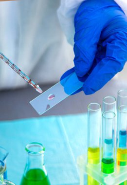 Test tüpleri ve reaksiyonlar laboratuara. Seçici odaklanma. ilaç.