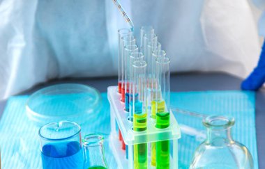 Test tüpleri ve reaksiyonlar laboratuara. Seçici odaklanma. ilaç.