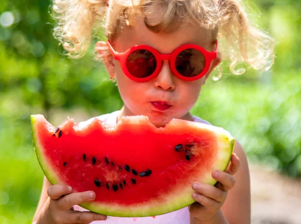 Bir çocuk parkta karpuz yiyor. Seçici odaklanma. Yiyecek..