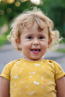 Sokak portresindeki neşeli çocuk. Seçici odaklanma. Çocuk.