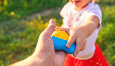Ukrayna bayrağıyla buğday tarlasında bir çocuk. Seçici odaklanma. Doğa.
