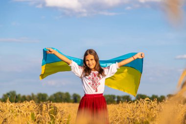 Ukrayna bayrağıyla buğday tarlasında bir çocuk. Seçici odaklanma. Çocuk.